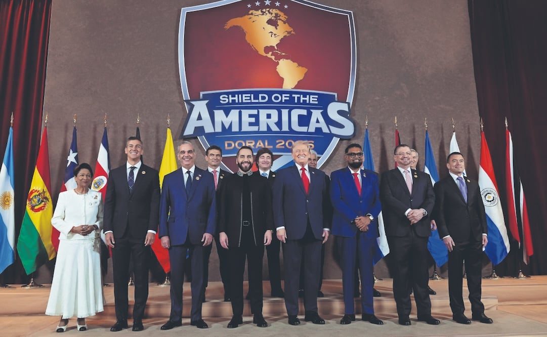 El presidente estadounidense, Donald Trump (al centro), con los líderes latinoamericanos que se sumaron al Escudo de las Américas, durante el lanzamiento de la iniciativa ayer en Miami. Foto: Mark Schiefelbein/ AP