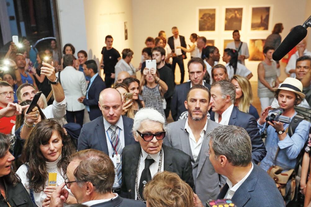 Karl Lagerfeld, director creativo de Chanel, dirigió el evento en la isla (ALEJANDRO ERNESTO. EFE)