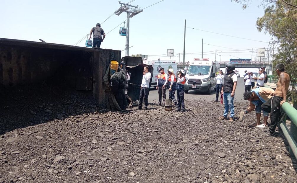 Alerta vial, camión de carga vuelca en Periférico Norte y Ermita Iztapalapa, servicios de emergencia laboran para retirar la graba del lugar. Foto: Juan Carlos Williams