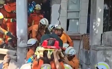 VIDEO: Rescatan con vida mujer a de 63 años tras terremoto de Myanmar; autoridades dicen que pasó 91 horas bajo los escombros