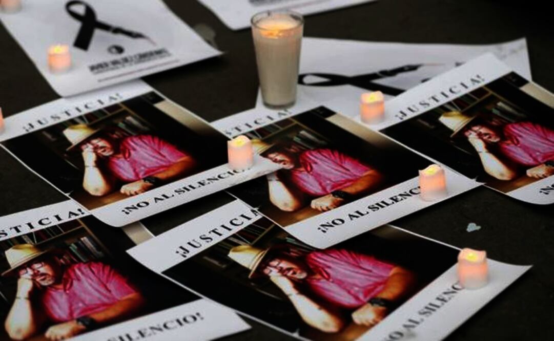 A candle is seen beside of pictures of journalist Javier Valdez during a demonstration against his killing and for other journalists who were killed in Mexico – Photo: Henry Romero/REUTERS