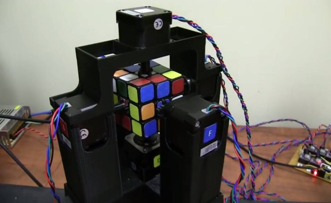 Dos amigos crearon el avance, usando un cubo de Rubik normal y una estructura hecha con impresión 3D. Foto: Captura YouTube