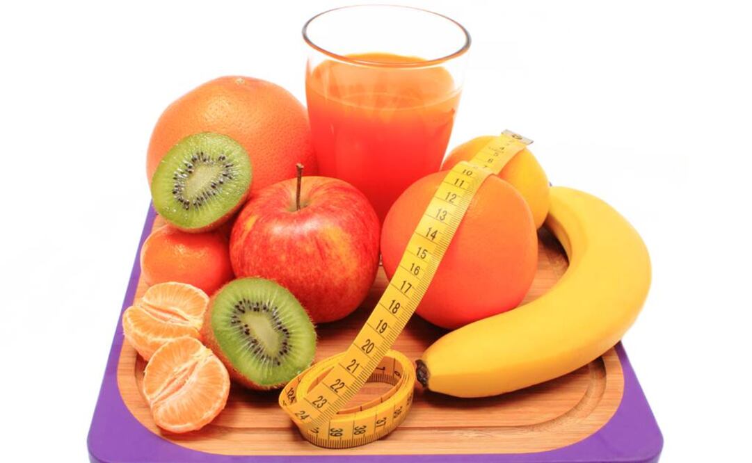 La manzana y la piña“son frutas que no contienen proteínas, por lo que a la hora de perder peso eliminaremos principalmente masa muscular. Foto: EFE