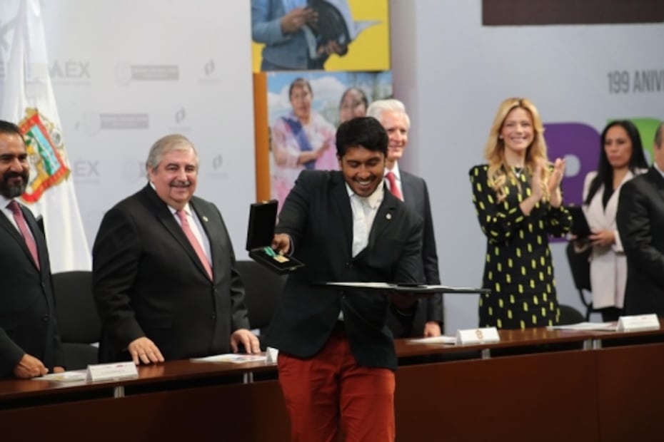 Alfredo del Mazo entrega Presea Estado de México a 15 líderes; entre ellos, Tenoch Huerta