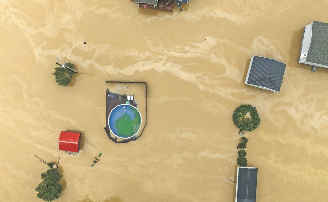 Rescatistas, después de las afectaciones en Imamzadeh Davood, al noroeste de Teherán, Irán.