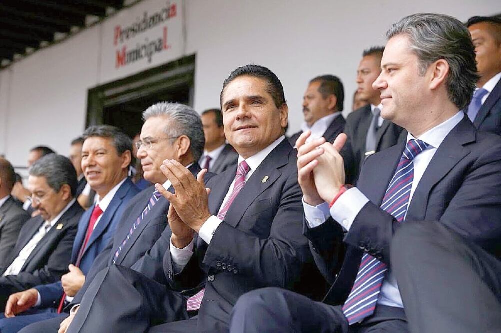 En una ceremonia acompañado por el titular de la SEP, Aurelio Nuño (der.), el gobernador Silvano Aureoles dijo que un país se fortalece con la inclusión. (ESPECIAL)