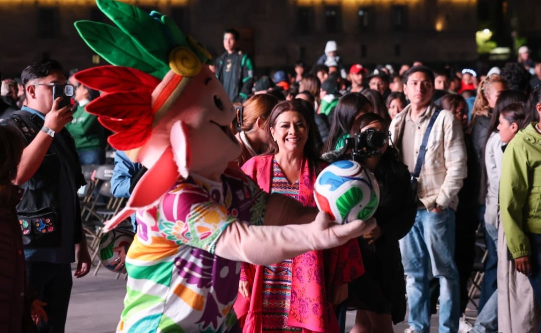 La jefa de Gobierno de la Ciudad de México, Clara Brugada, en el Zócalo capitalino, junto a las decenas de familias y grupos de amigos que acudieron a disfrutar del partido entre México y Portugal.  Foto: Luis Camacho/ EL UNIVERSAL
