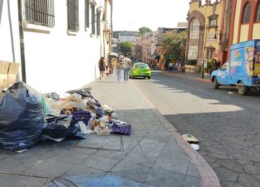 Cuernavaca luce calles con basura por falta de pago a empresa recolectora