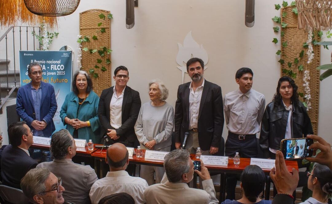La escritora participó en una mesa de diálogo que sostuvo en el marco del anuncio de las bases del II Premio Nacional SOPHIA - FILCO de Literatura Joven "Voces del futuro". Foto: FILCO / SOPHIA.