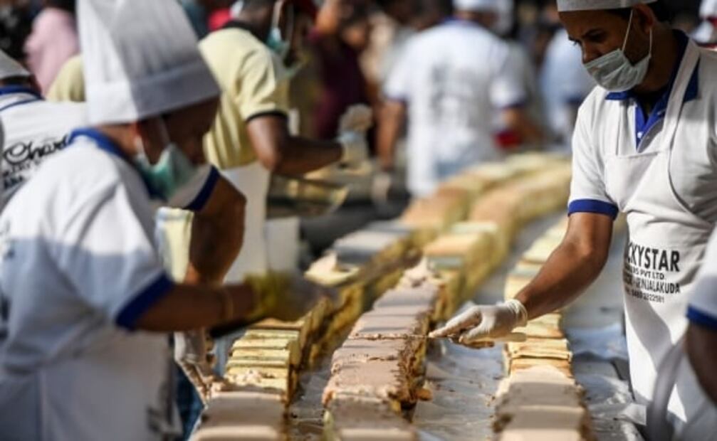 Crean el pastel más largo del mundo en India, ¡mide 6.5 kilómetros!