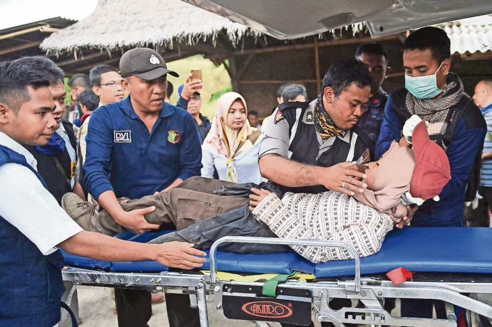 Un equipo de rescate da tratamiento a una persona que quedó atrapada en el monte Rinjani, en Sembalun, Lombok Timur, Indonesia. Foto: REUTERS