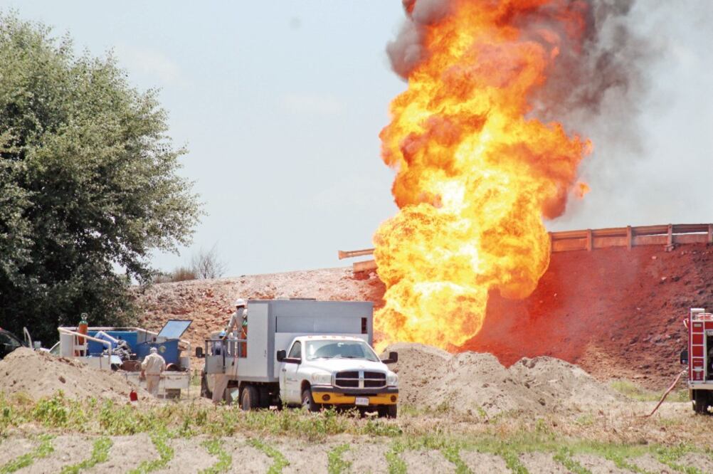 Personal de Pemex instaló equipos bypass para sofocar el incendio en el ducto, por lo que estaba a la espera de que se quemara el combustible que aún había en el lugar para poder sofocar en su totalidad la conflagración (OMAR CONTRERAS. EL UNIVERSAL)