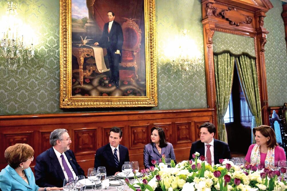 El presidente Enrique Peña Nieto ofreció una comida privada en Palacio Nacional a los ministros de la Primera y Segunda Salas de la Suprema Corte. PRESIDENCIA