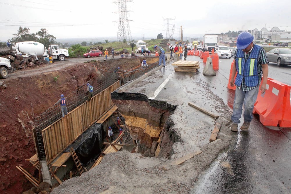 El reblandecimiento ocurrió en el kilómetro 45.8 de la autopista y provocó caos vial en dirección al Distrito Federal (JORGE ALVARADO. EL UNIVERSAL)