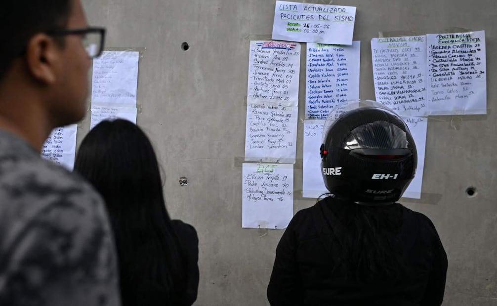 Rescatistas trasladan a menores desde las áreas devastadas mientras sus allegados intentan ubicarlos en distintos hospitales. (25/06/26) Foto: AFP