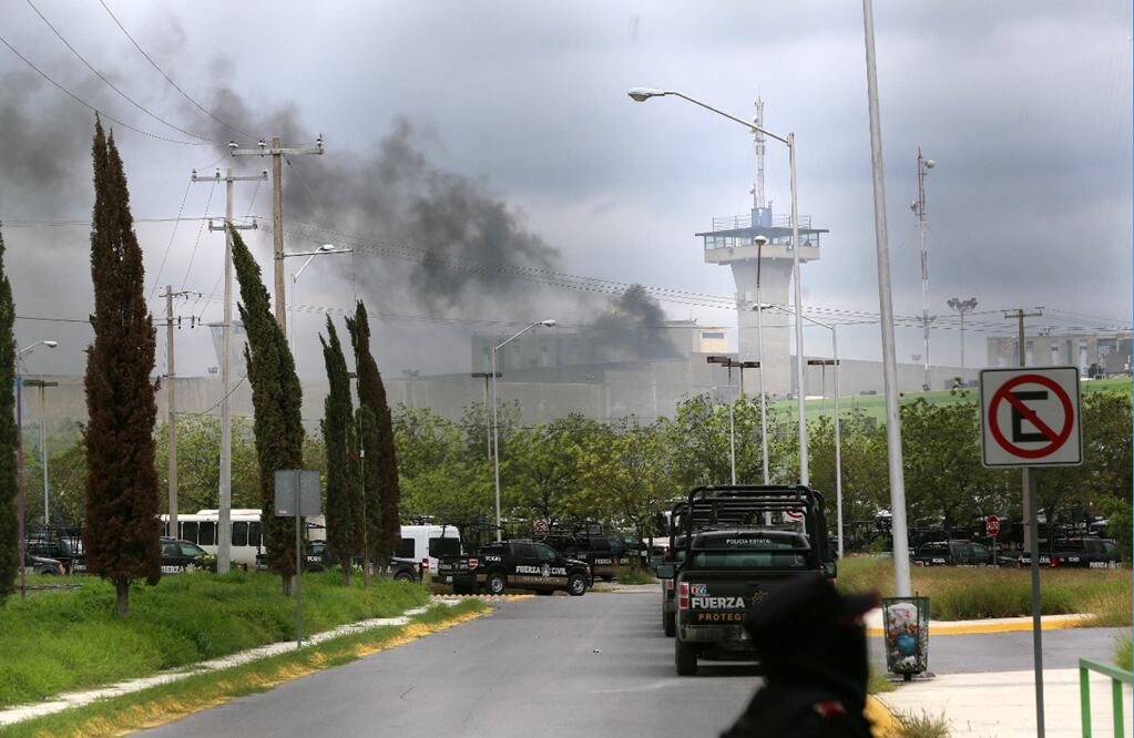 Los disturbios que se registraron en el penal de Cadereyta, dejaron un saldo de al menos 13 reos muertos, pero la cifra podría aumentar ya que hay ocho internos gravemente heridos, informó el vocero de Seguridad del Gobierno de Nuevo León, Aldo Fasci Zuazua.