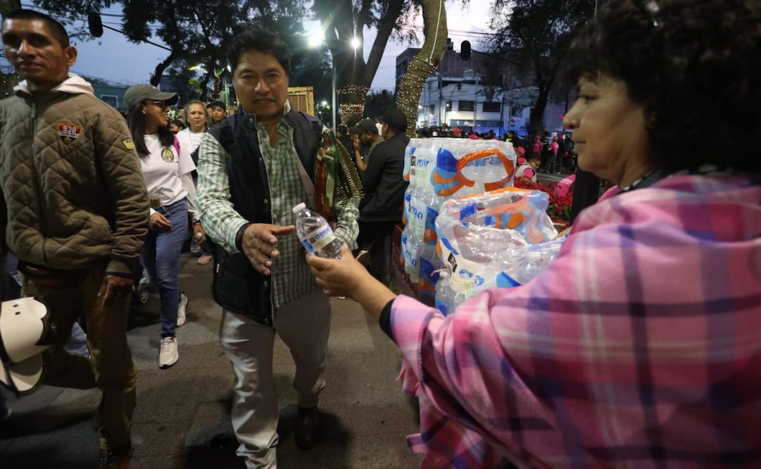 "Es la fe lo que te mueve"; familias ofrecen comida y agua a peregrinos que llegan a visitar a la Virgen de Guadalupe. Foto: Luis Camacho