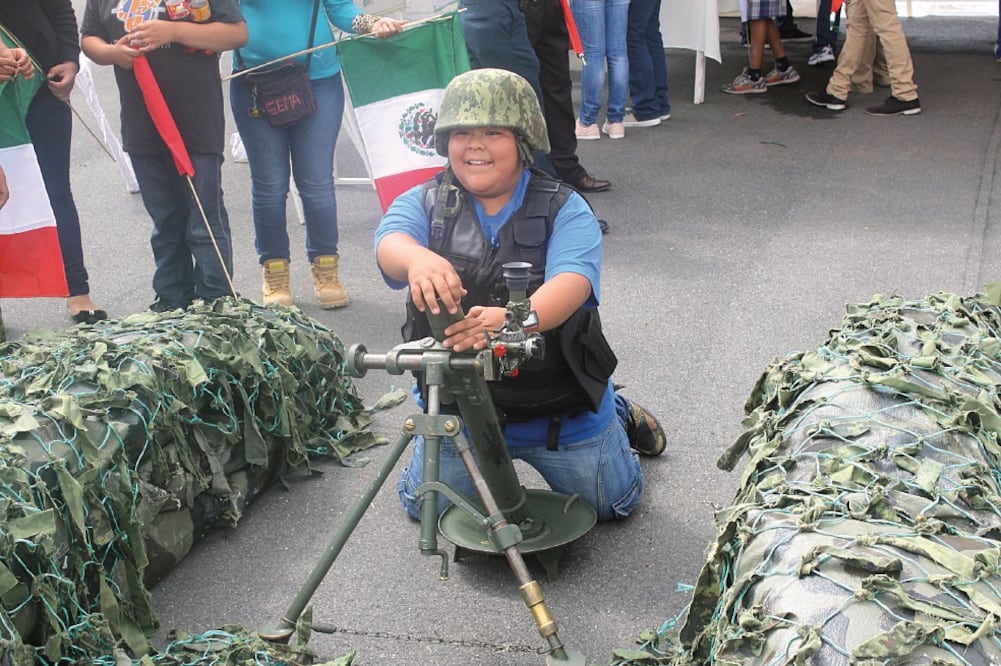 En Zacatecas un niño simula que estaba en el campo de guerra (ESPECIAL)