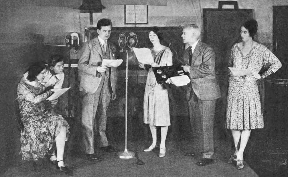 En la actualidad, los sustos se transmiten con testimonios de seguidores y comentarios jocosos; sólo se narra y comenta la historia en cuestión, sin actuaciones o efectos variados. En décadas pasadas, los radiodramas eran contenidos muy exitosos para las estaciones radiofónicas, con patrocinios y altos niveles de audiencia. Foto: Wikimedia Commons.