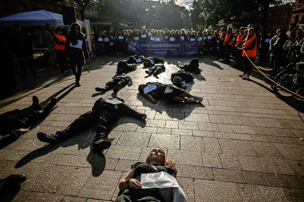 Asistentes a una manifestación en Toulouse para rendir homenaje a las víctimas de feminicidio y exigir al gobierno francés que aumente los recursos y las subvenciones para
las organizaciones feministas, el domingo pasado. Foto: Ed Jones / AFP