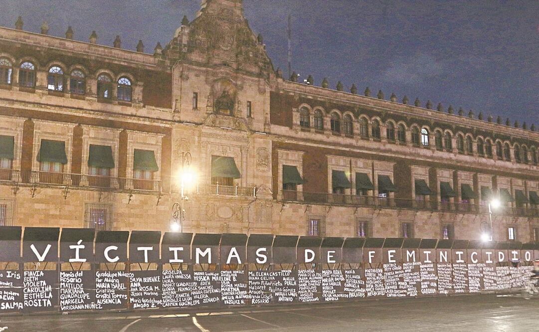 En las vallas que conforman el muro que resguarda Palacio Nacional, colectivos feministas pintaron los nombres de las víctimas de feminicidio en el marco de la marcha por el Día Internacional de la Mujer. Fotos: Carlos Mejía. EL UNIVERSAL