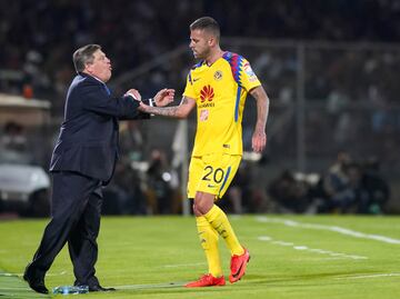 No lo veo con actitud de pelear: Herrera sobre Ménez