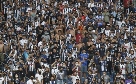 Aficionados de Rayados acampan y hacen largas filas por boletos para la final de Concachampions