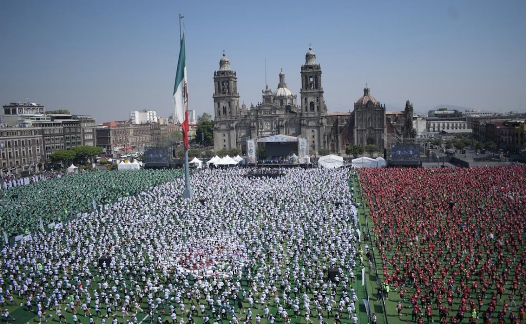 Clase masiva de futbol en el Zócalo CDMX. Foto: Santiago Cadena