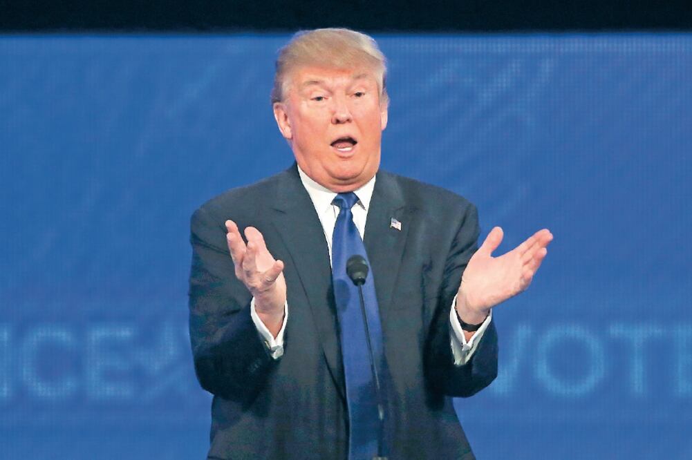 Trump fue abucheado en el debate por decir que los asistentes eran donantes y no quería su dinero (CARLO ALLEGRI. REUTERS)