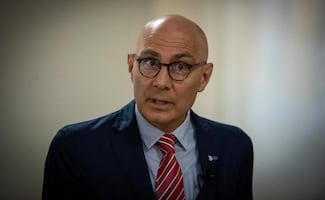 Volker Türk recorre la Corte y reacciona a murales con escenas violentas; "nunca había visto algo así en el mundo", dice