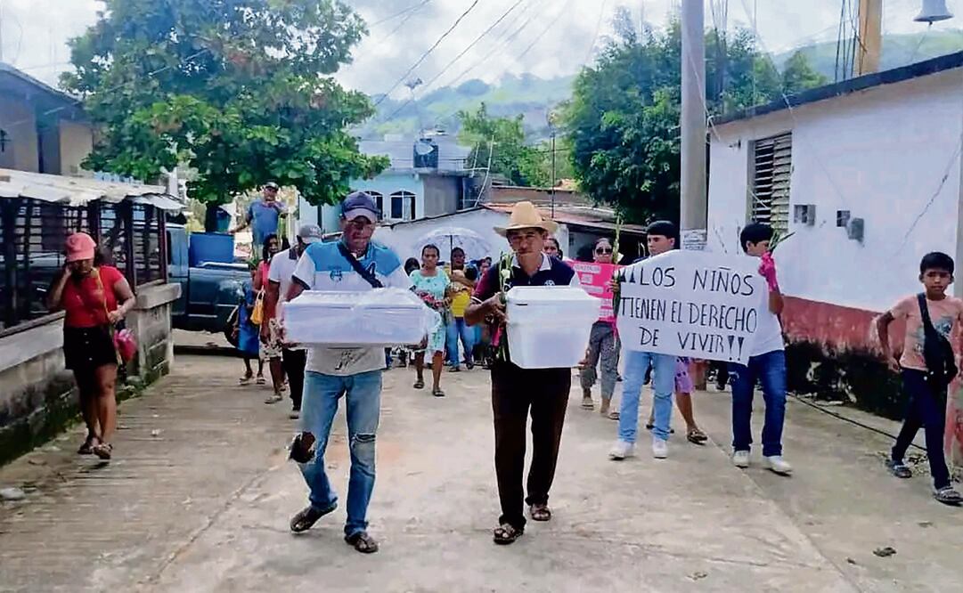 Diego López López recorrió las calles de la localidad de Cochoapa, en el municipio de Ometepec, cargando el féretro de su hija en protesta por la negligencia médica. Foto: Especial
