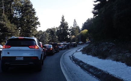 Caída de nieve provoca caos en la carretera México-Toluca 