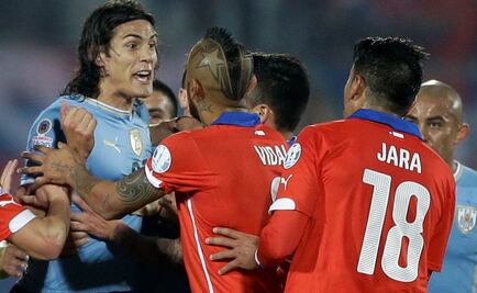 Jara, suspendido por agredir a Cavani 