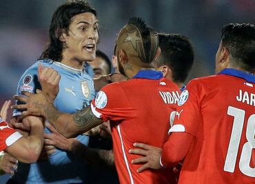 Jara, suspendido por agredir a Cavani