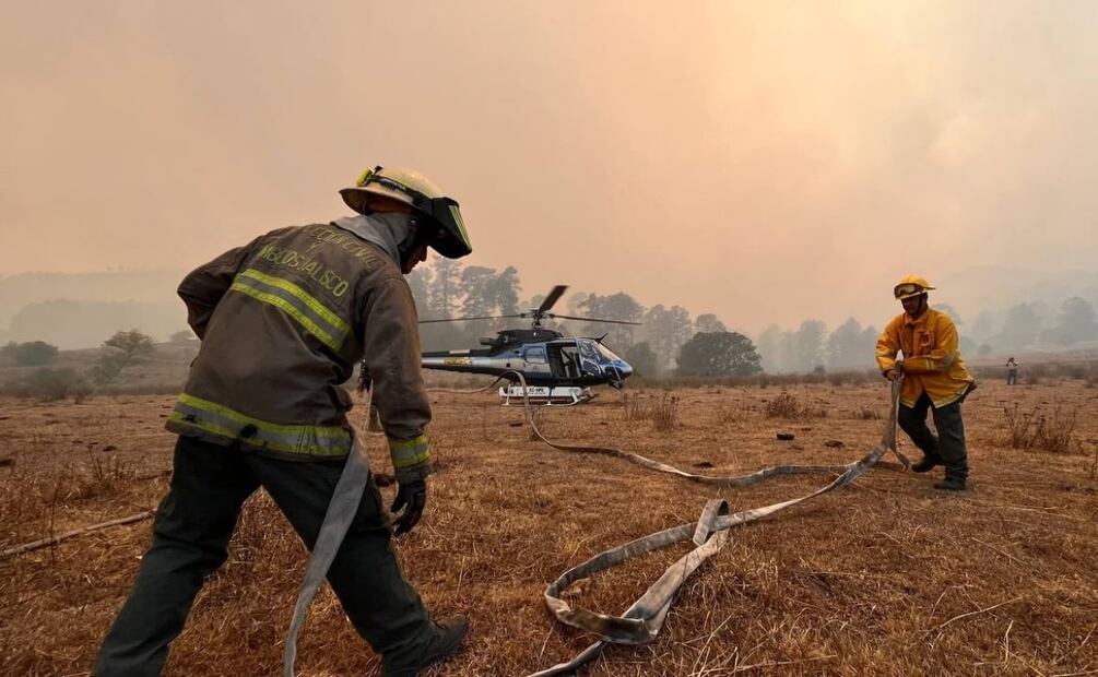 298 bomberos y brigadistas, vehículos especializados y helicópteros trabajan en la zona. Foto: Especial