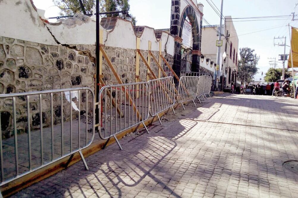 Barda dañada. Autoridades apuntalaron y resguardaron la barda del Panteón de San Andrés Mixquic que mide 200 m. (ESPECIAL)