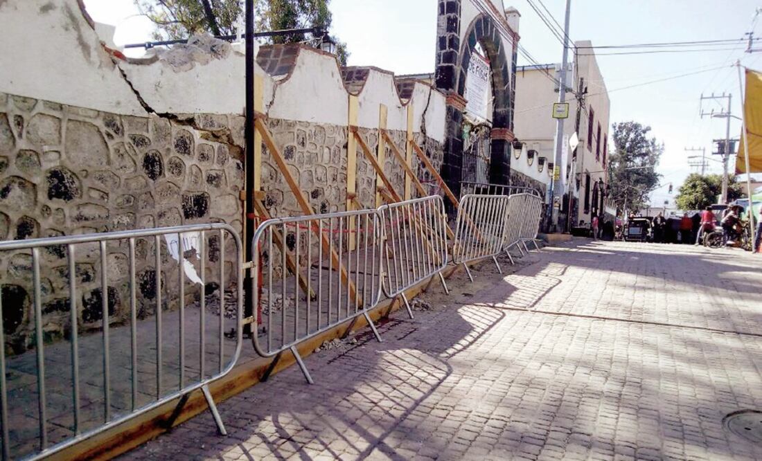 Barda dañada. Autoridades apuntalaron y resguardaron la barda del Panteón de San Andrés Mixquic que mide 200 m. (ESPECIAL)