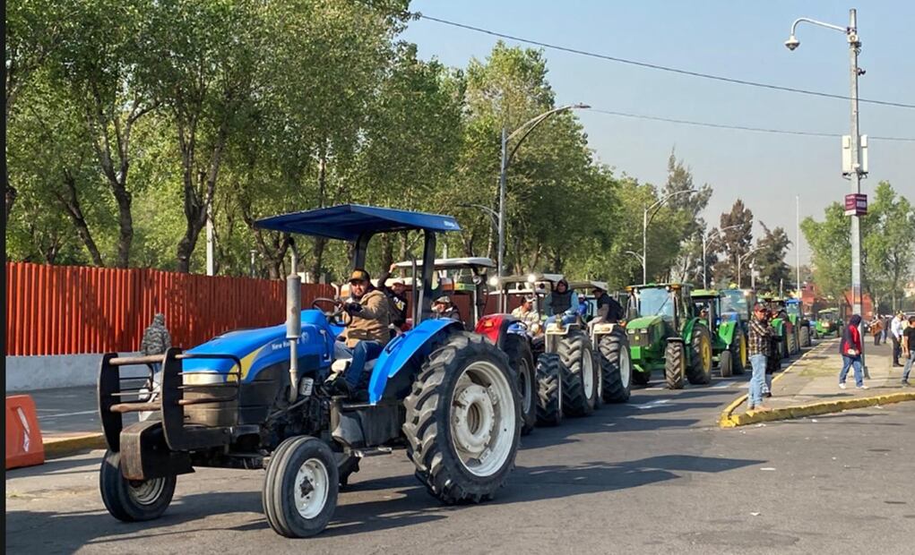 Campesinos bloquean la Cámara de Diputados en protesta por la reforma a la Ley Nacional de Aguas que se debatirá esta mañana en comisiones en la Ciudad de México, el 3 de diciembre de 2025. Foto: Valente Rosas/EL UNIVERSAL