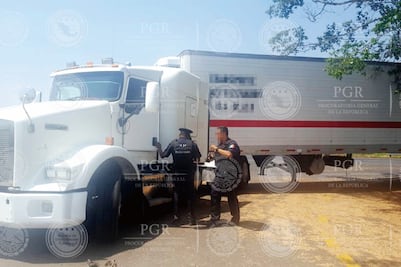 Rescatan a 136 migrantes que viajaban en un tráiler