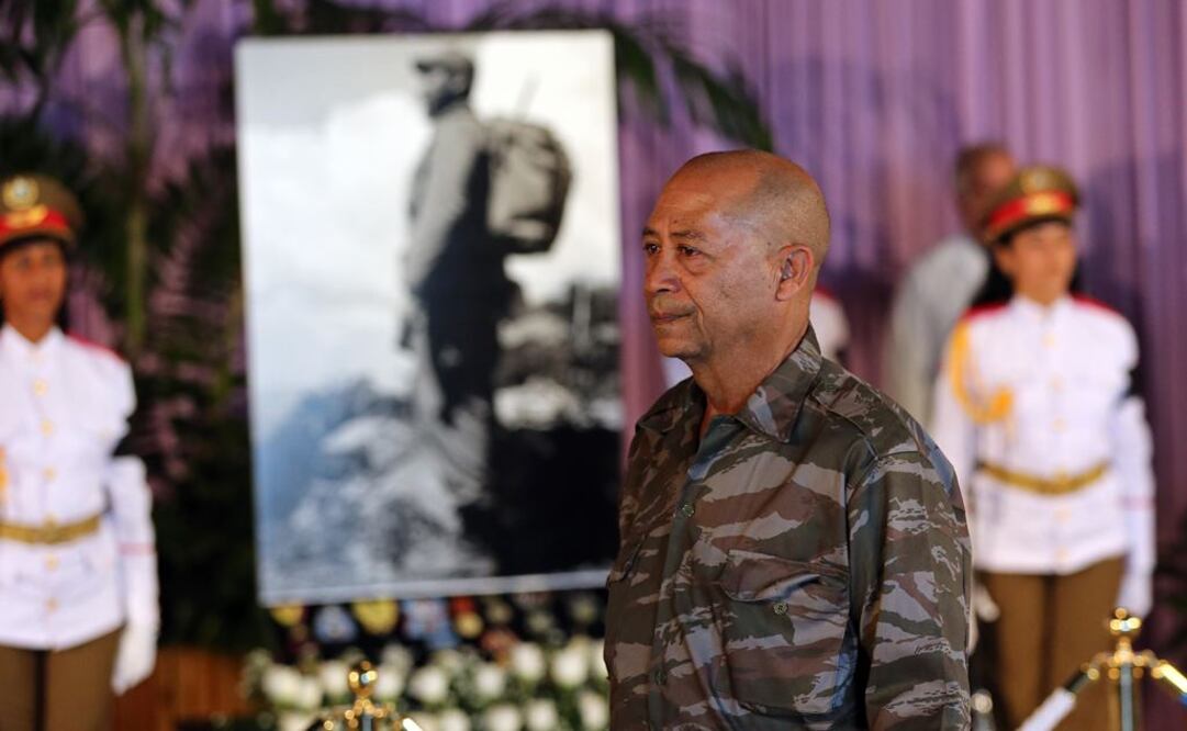 Un hombre rinde tributo al fallecido líder cubano Fidel Castro. Foto: EFE