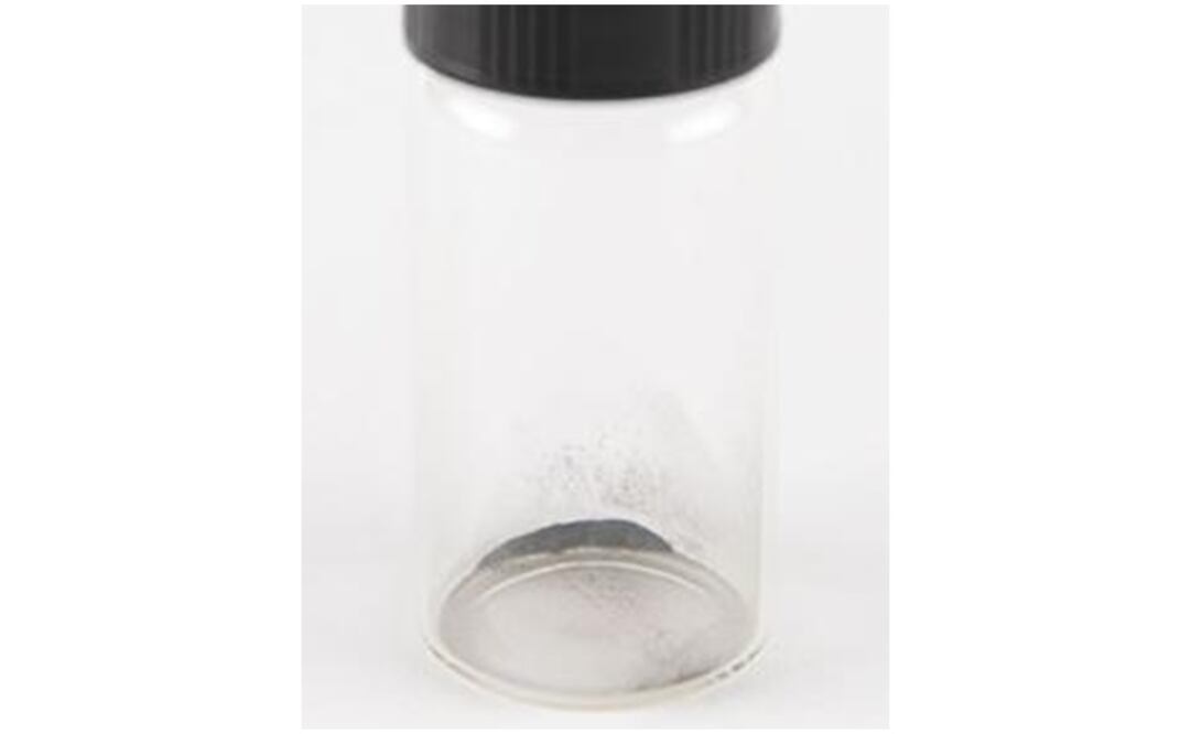 Muestra un frasco de vidrio con polvo lunar traído en la misión del Apolo 11 de 1969. Foto: AP 