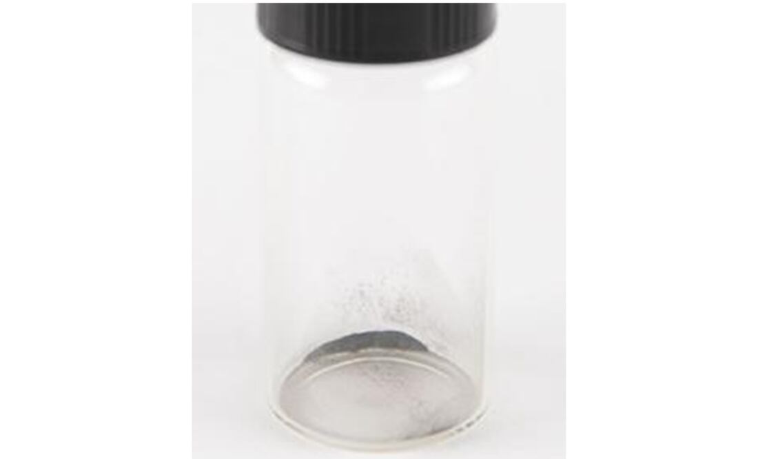 Muestra un frasco de vidrio con polvo lunar traído en la misión del Apolo 11 de 1969. Foto: AP