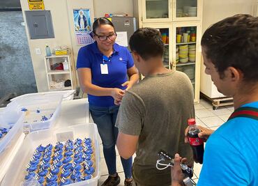 Trabajadores de una maquiladora homenajean a padres migrantes sin hogar en Reynosa, Tamaulipas