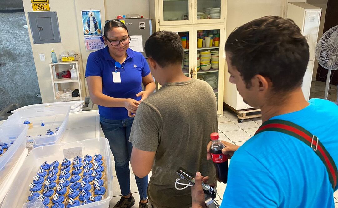Trabajadores de una maquiladora homenajean a padres migrantes sin hogar en Reynosa, Tamaulipas. Foto: Sandra Tovar