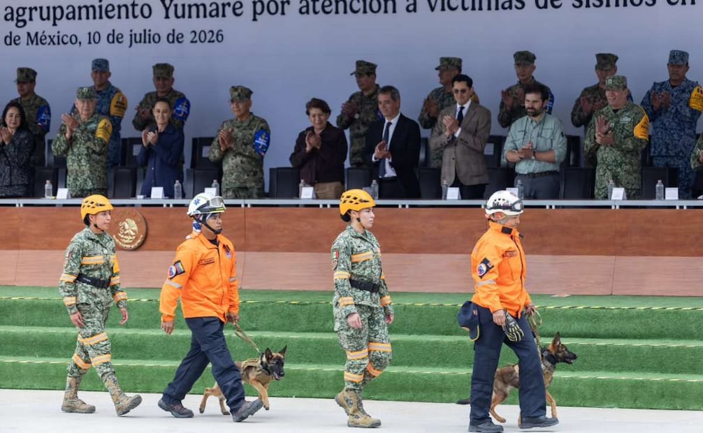 La presidenta de México, Claudia Sheinbaum Pardo, encabezó la Ceremonia de Recepción del Agrupamiento de Ayuda Humanitaria “Yumare”, que viajó a Venezuela después de los sismos de 7.2 y 7.5 ocurridos el pasado 24 de junio. Foto: Hugo Salvador / EL UNIVERSAL