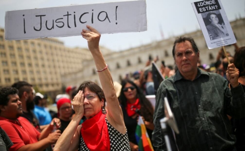 Miles de personas marchan de negro y en silencio contra "represión" en Chile