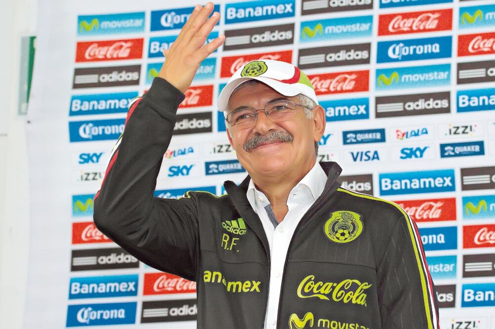 Ricardo Ferretti porta la chamarra de la Selección Mexicana de futbol, tras asumir oficialmente el cargo de director técnico durante cuatro partidos (ERNESTO PÉREZ. IMAGO7)