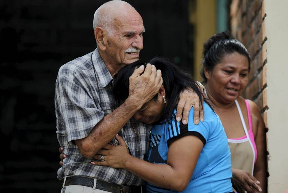 Una familia reacciona ante el asesinato de uno de sus miembros, en San Salvador Foto: Reuters