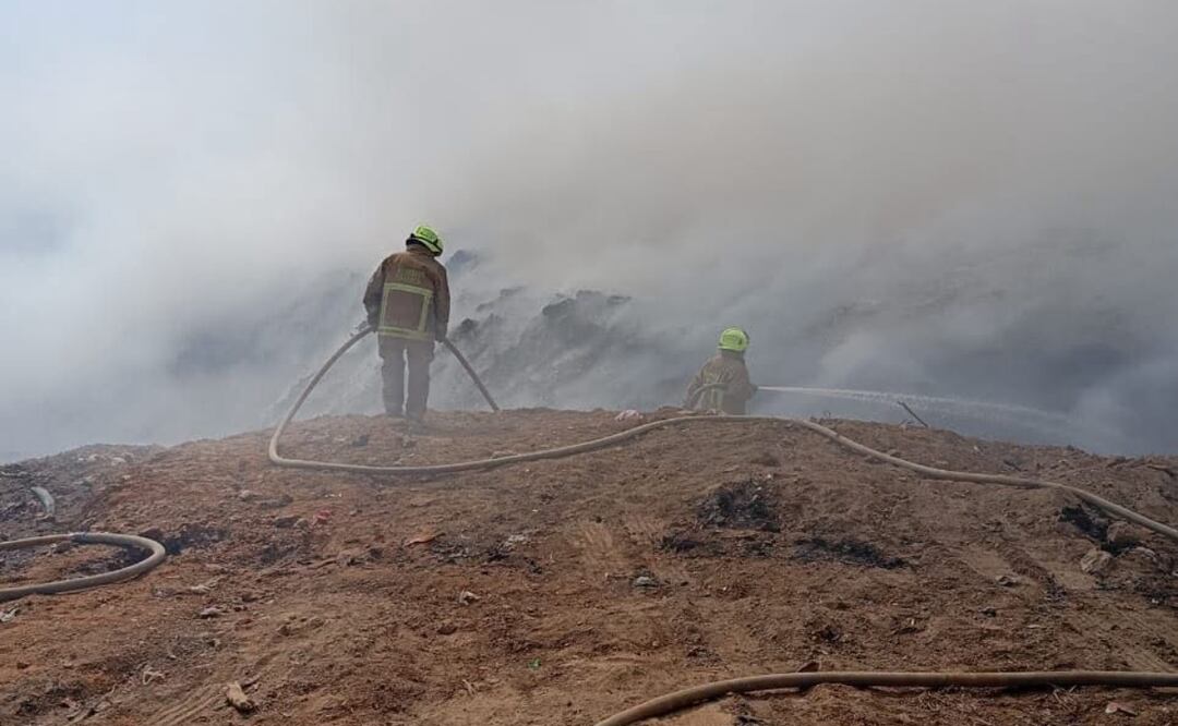 Incendio en basurero de Atzompa; suspenden clases y evacúan a familias por humo tóxico. Foto: Especial