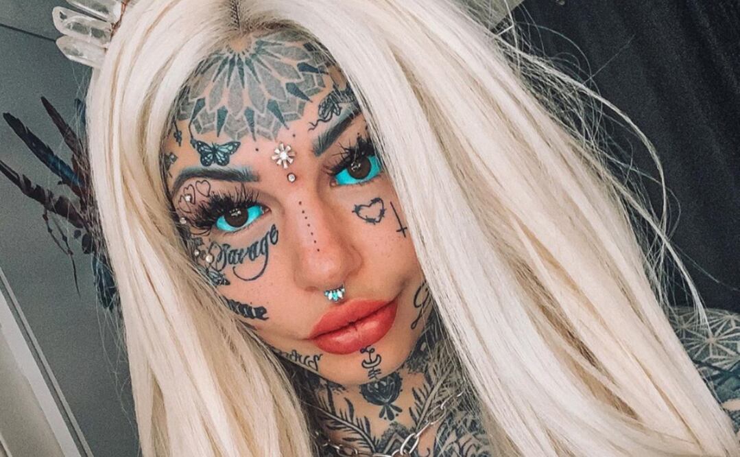 Amber Lake tiene 200 tatuajes, perforaciones y los ojos de color azul. Foto: Instagram
